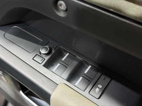 Land Rover Defender 2.0 SD4 S SUV 5dr Diesel Auto 4WD Euro 6 (s/s) (240 ps) 51