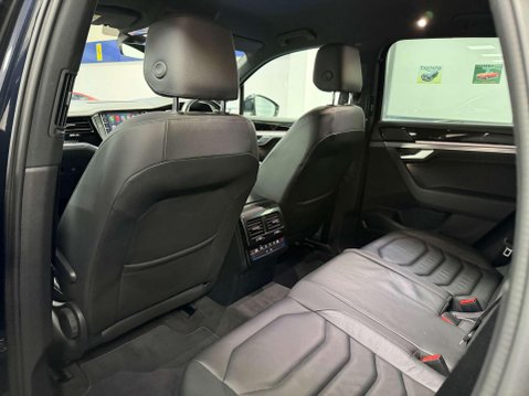Volkswagen Touareg 3.0 TDI V6 R-Line SUV 5dr Diesel Tiptronic 4Motion Euro 6 (s/s) (286 ps) 50
