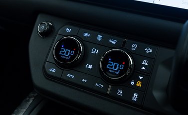 Land Rover Defender 110 OCTA EDITION ONE 27