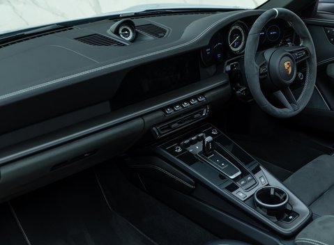 Porsche 911 Targa 4 GTS (992) 21