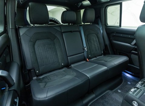 Land Rover Defender 110 V8 Bond Edition 17