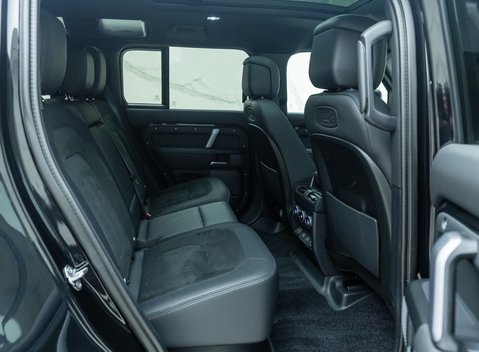 Land Rover Defender 110 V8 Bond Edition 18