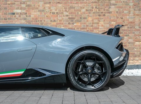 Lamborghini Huracan LP640-4 Performante 28