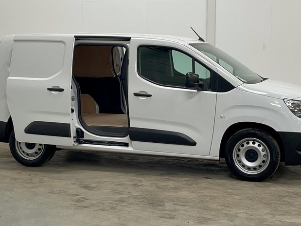 Vauxhall Combo VAUXHALL COMBO CARGO 2300 1.5 Turbo D 100ps L2H1 Prime Van 3