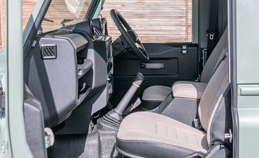 Land Rover Defender 90 Heritage 15