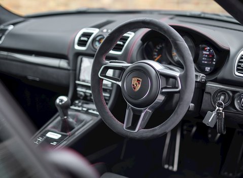 Porsche Cayman GT4 11