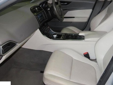 Jaguar XE 2.0d Portfolio Saloon 4dr Diesel Auto Euro 6 (s/s) (163 ps) 2