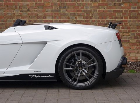 Lamborghini Gallardo LP 570-4 Performante Spyder 11