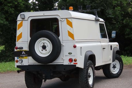 Land Rover Defender 2.4 TDCi Utility Wagon 4WD MWB Euro 4 5dr 4