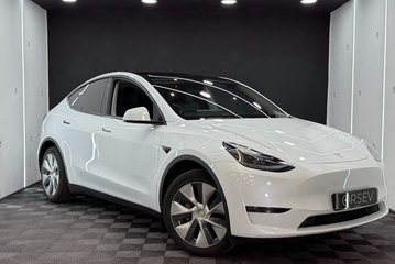 Tesla Model Y LONG RANGE AWD TOW BAR One Owner GROK AI Adaptive LEDs Pano Roof VAT Q