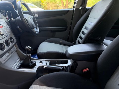 Ford Focus 1.6 TDCi DPF Zetec 5dr 29