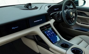 Porsche Taycan GTS Sport Turismo 15