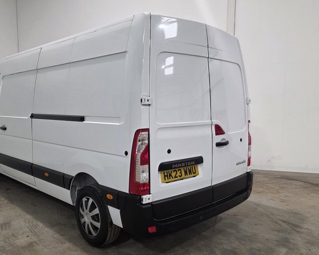 Renault Master RENAULT MASTER LWB DIESEL FWD LM35dCi 135 Business+ Medium Roof Van