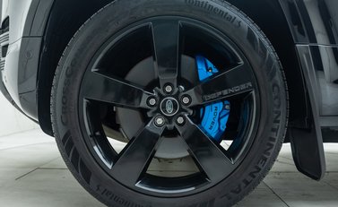 Land Rover Defender 110 V8 Bond Edition 35