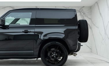 Land Rover Defender 90 V8 Bond Edition 29