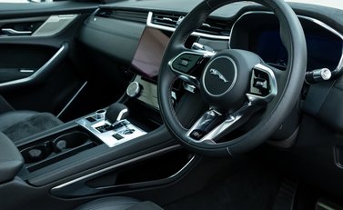 Jaguar F-Pace SVR 10