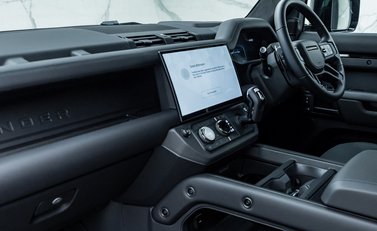 Land Rover Defender 110 OCTA Black 28