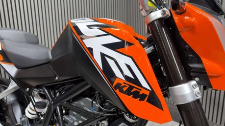 KTM Duke 2016 INCREDIBLY CLEAN LONG MOT ONLY 1K AKRAPOVIC 28