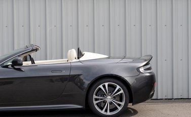 Aston Martin V12 Vantage S Roadster 31
