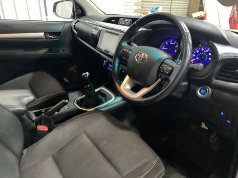 Toyota Hilux INVINCIBLE 4WD D-4D DCB 10