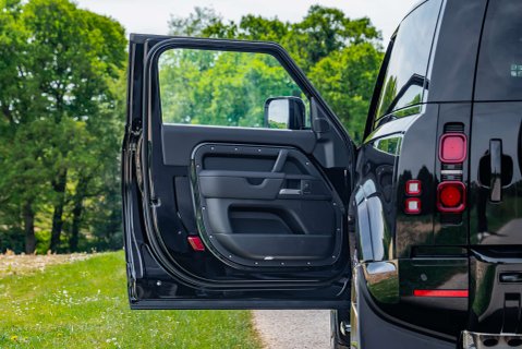 Land Rover Defender D250 X-Dynamic HSE Hard Top Obsidian 7