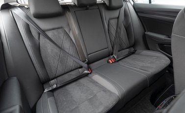 Volkswagen Golf 8 2.0 TDI Style 13