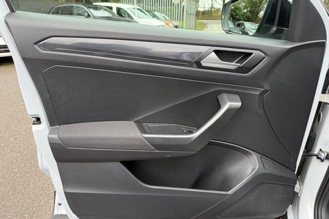 Volkswagen T-Roc SEL TSI EVO DSG -WHITE SILVER -PAN ROOF -CAMERA -WINTER PACK  26
