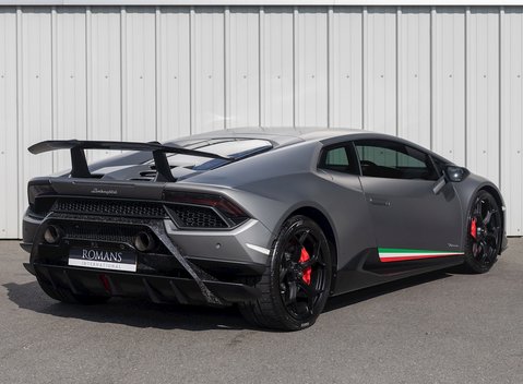 Lamborghini Huracan LP640-4 Performante 7