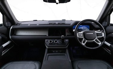 Land Rover Defender SE 12