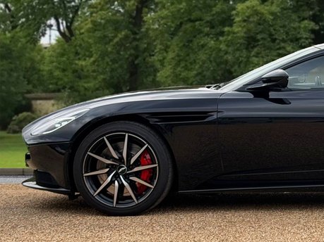 Aston Martin DB11 V8 10