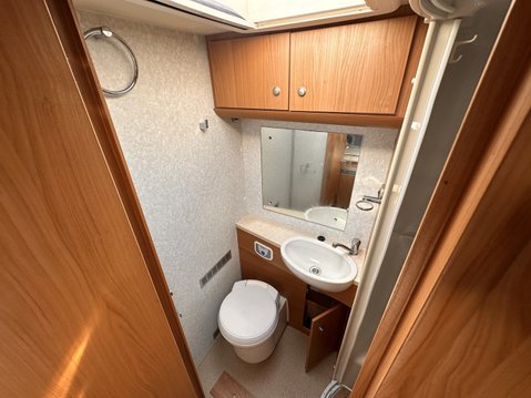 Autocruise Oakmont 4 BERTH 3.0 LOW PROFILE ISLAND BED 21