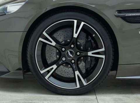 Aston Martin Vanquish S 13