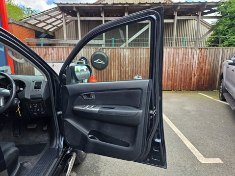 Toyota Hilux INVINCIBLE 4X4 D-4D DCB Auto 22