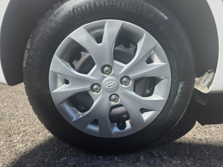 Hyundai i10 SE ONLY 13,000 MILES FROM NEW 12