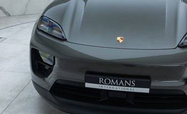 Porsche Macan 4 Electric 32