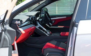 Lamborghini Urus 16