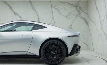 Aston Martin V8 Vantage 31