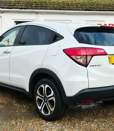 Honda HR-V 1.5 I-VTEC SE LOOK! JUST 49000 MILES! 4 MAIN DEALER SERVICES  3
