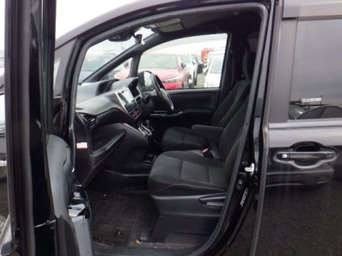 Toyota Voxy Hybrid 8