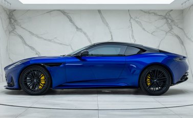 Aston Martin DB12 V8 5