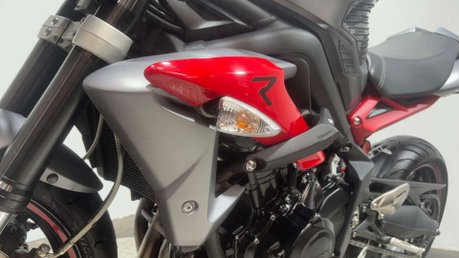 Triumph Street Triple R 2014 ONLY 15K NEW MOT ARROW EXHAUST VERY CLEAN NAKED 31