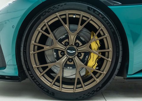 Aston Martin DB12 V8 