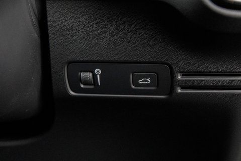 Volvo XC40 B4 R-DESIGN MHEV 15