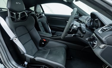 Porsche Cayman GT4 (718) 11