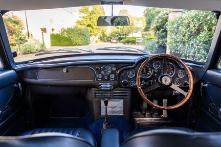 Aston Martin DB6 4.2 Vantage 16