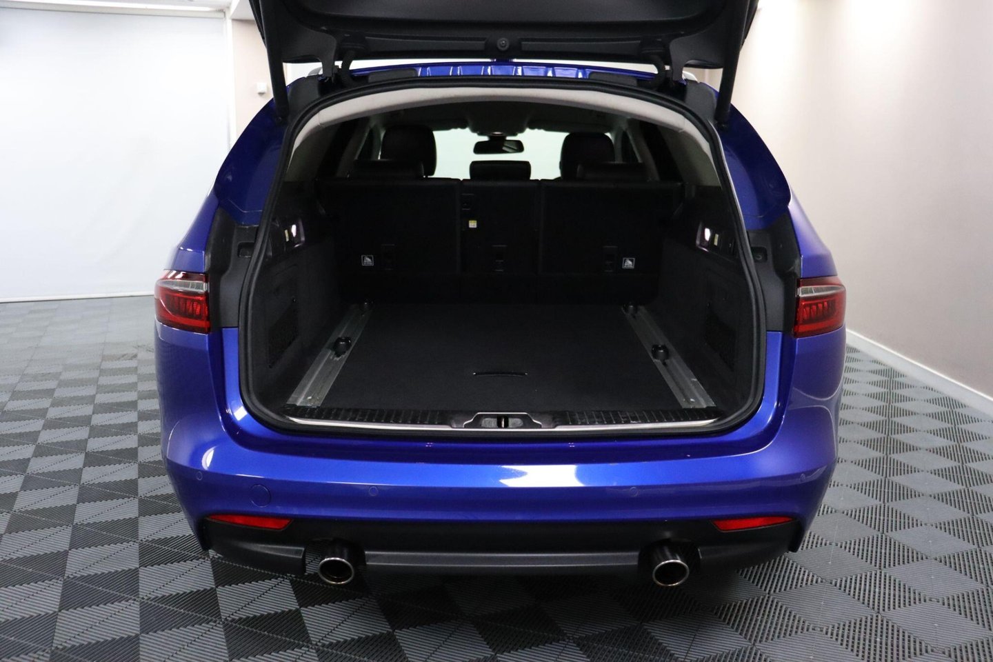 2018 Jaguar XF — image 13