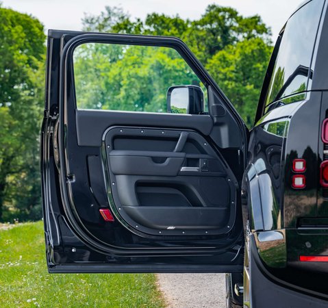 Land Rover Defender D250 X-Dynamic HSE Hard Top Obsidian 1