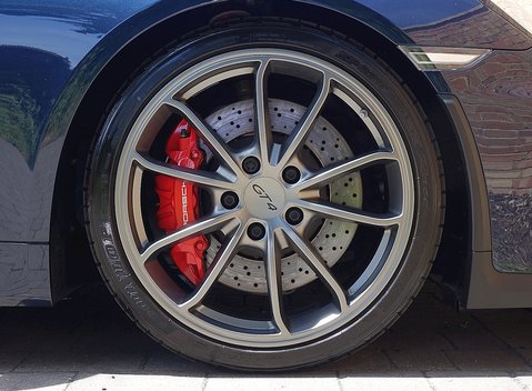 Porsche Cayman GT4 14