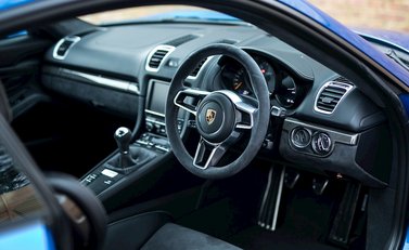Porsche Cayman GT4 11