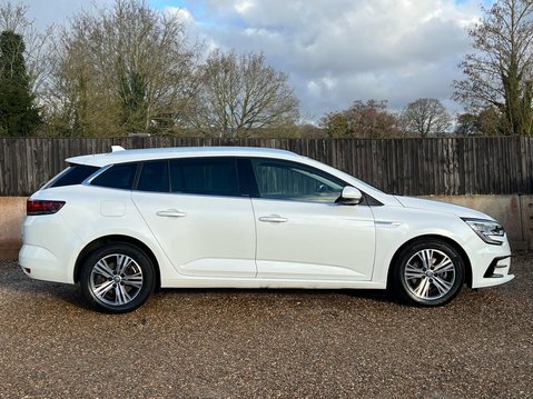 Renault Megane ICONIC E-TECH 8